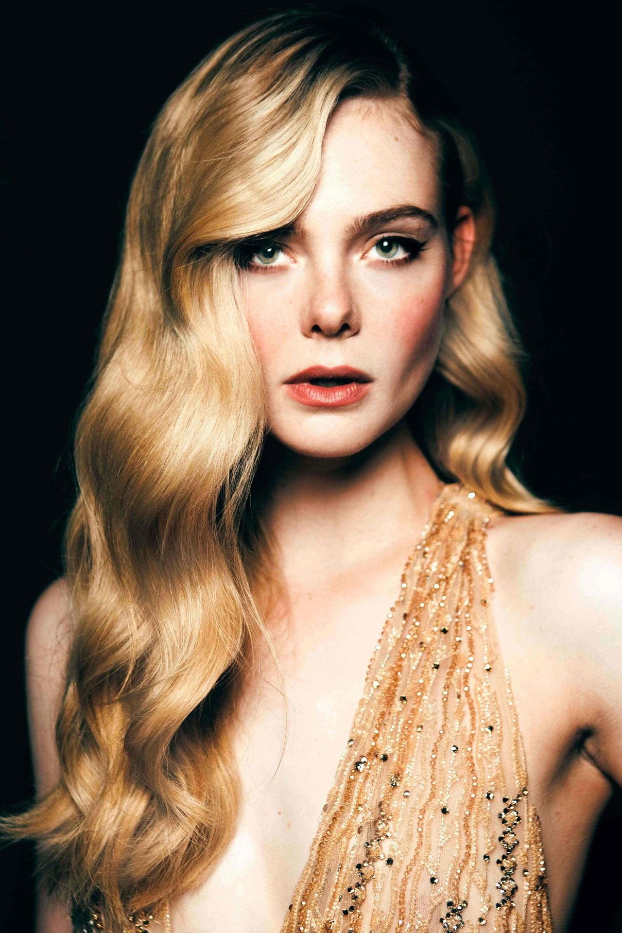 defile 2024 elle fanning mascara de pestañas loreal